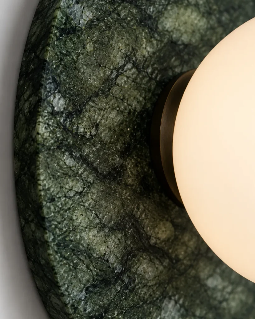 Wandlampe YOLA, Scheibe aus grünem Marmor mit Opalglaskugel – Detailansicht der grünen Marmorstruktur und der Opalglaskugel
