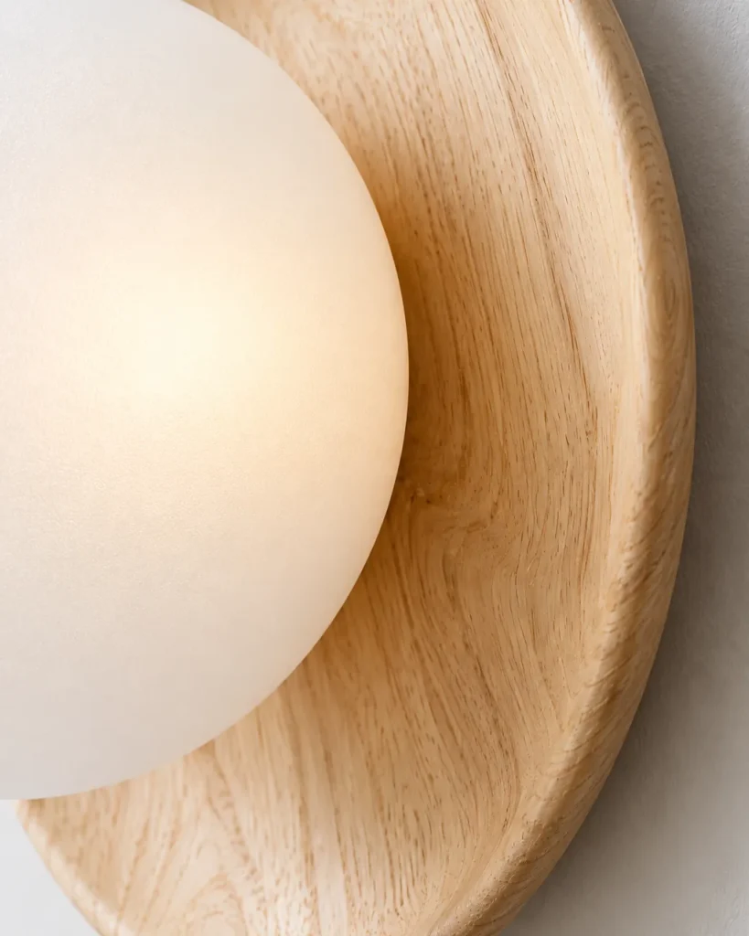 Wandlampe ARIS, Glaskugel auf runder Holzscheibe, LED – Detailansicht der Holzmaserung und Glaskuppel