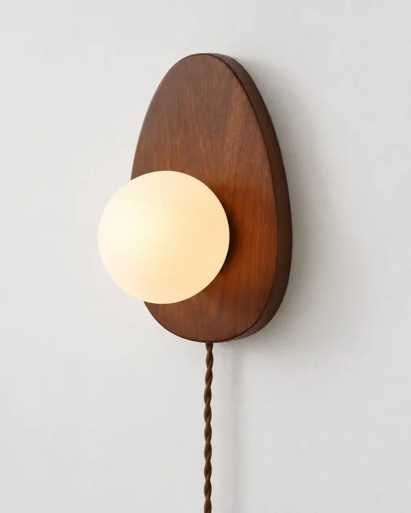 Applique CORI, legno con sfera in vetro lattimo e spina – legno scuro, foto prodotto con cavo in tessuto