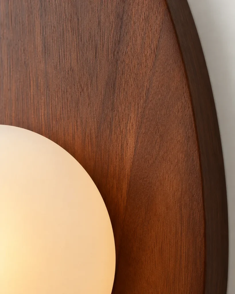 Wandlampe CORI, Holzplatte mit Milchglaskugel und Stecker – Detailansicht der Holzmaserung und der satinierten Glaskugel