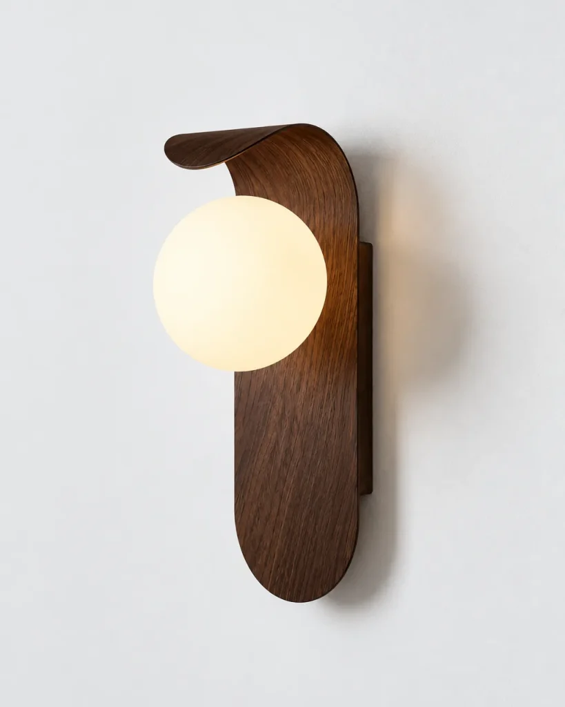 Wandlampe VENO, Gebogene Wandleuchte in Holzoptik mit Opalglas – Dunkles Holz, Produktfoto