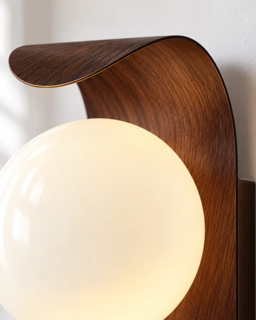 Wandlampe VENO, Gebogene Wandleuchte in Holzoptik mit Opalglas – Detailansicht der Nussbaumoptik und der Opalglaskugel