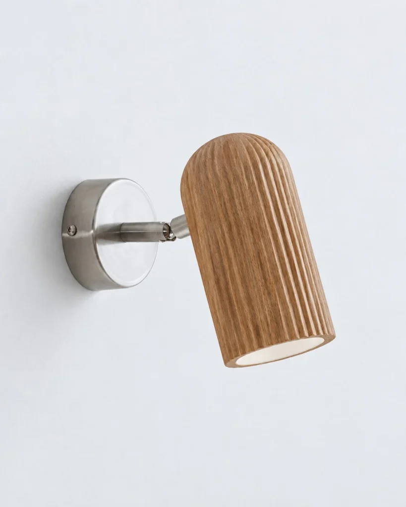 Wandlampe TILA, beweglicher Holzspot mit geriffeltem Schirm – Helles Holz, Produktfoto
