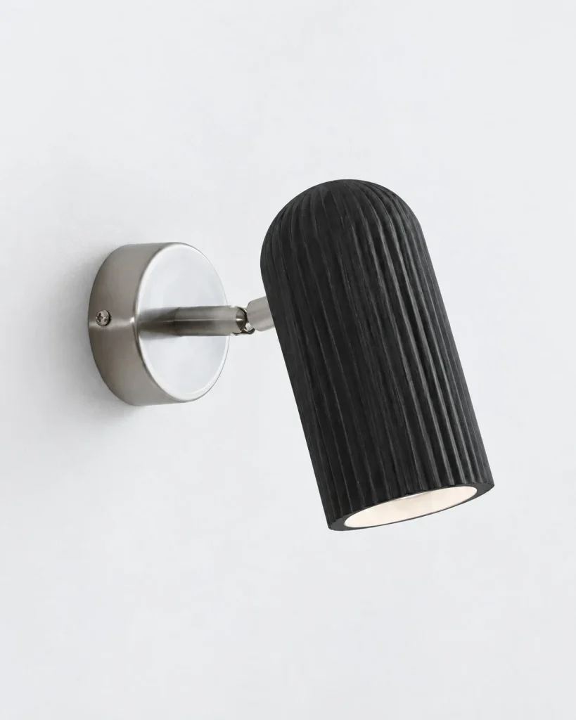 Wandlampe TILA, beweglicher Holzspot mit geriffeltem Schirm – Schwarz, Produktfoto
