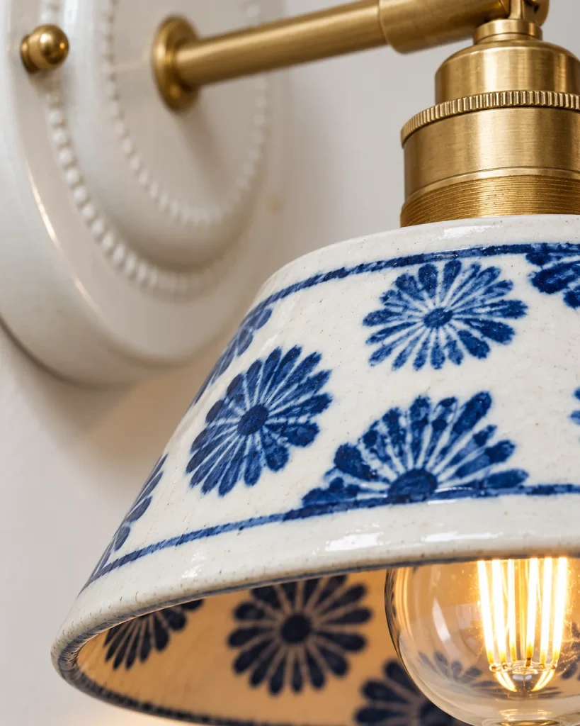 Wandlampe SOLA, Keramik-Wandleuchte mit blauem Blumendekor – Detailansicht der bemalten Glasur und der Messingfassung