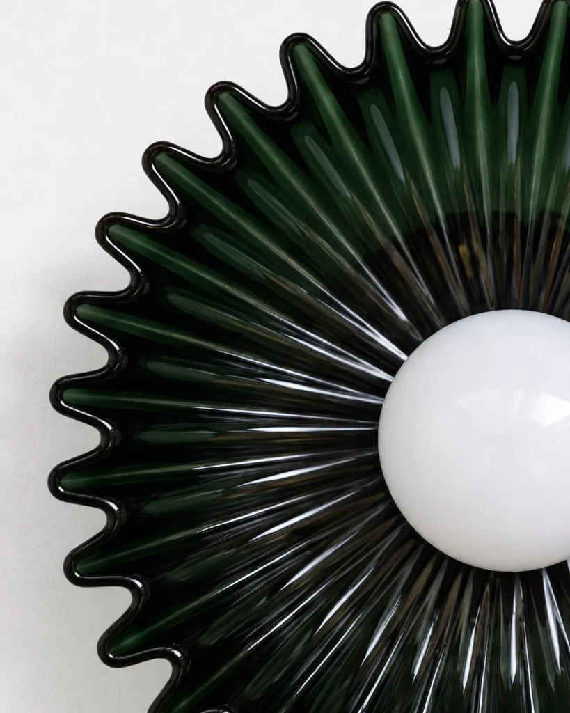 Wandlampe VOA, Keramik in organischer Blütenform – Detailansicht, Grün