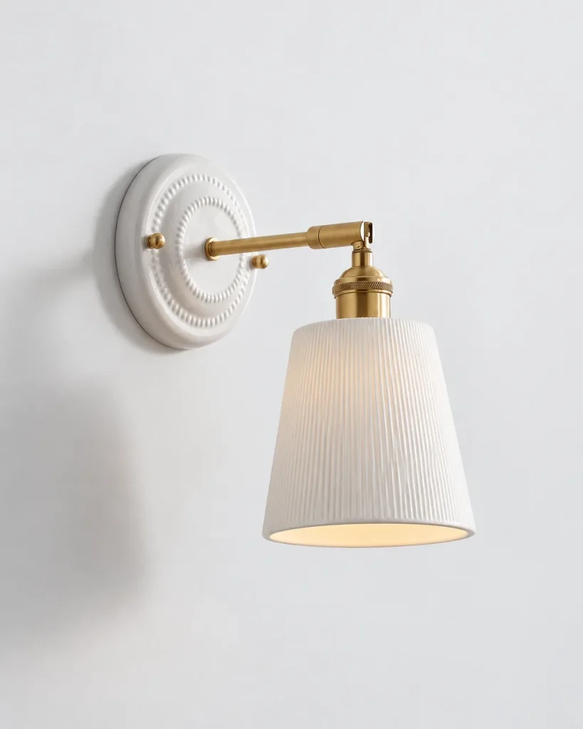 Applique PLOSIO, paralume in ceramica rigata su braccio in ottone – ceramica bianca e ottone, foto prodotto