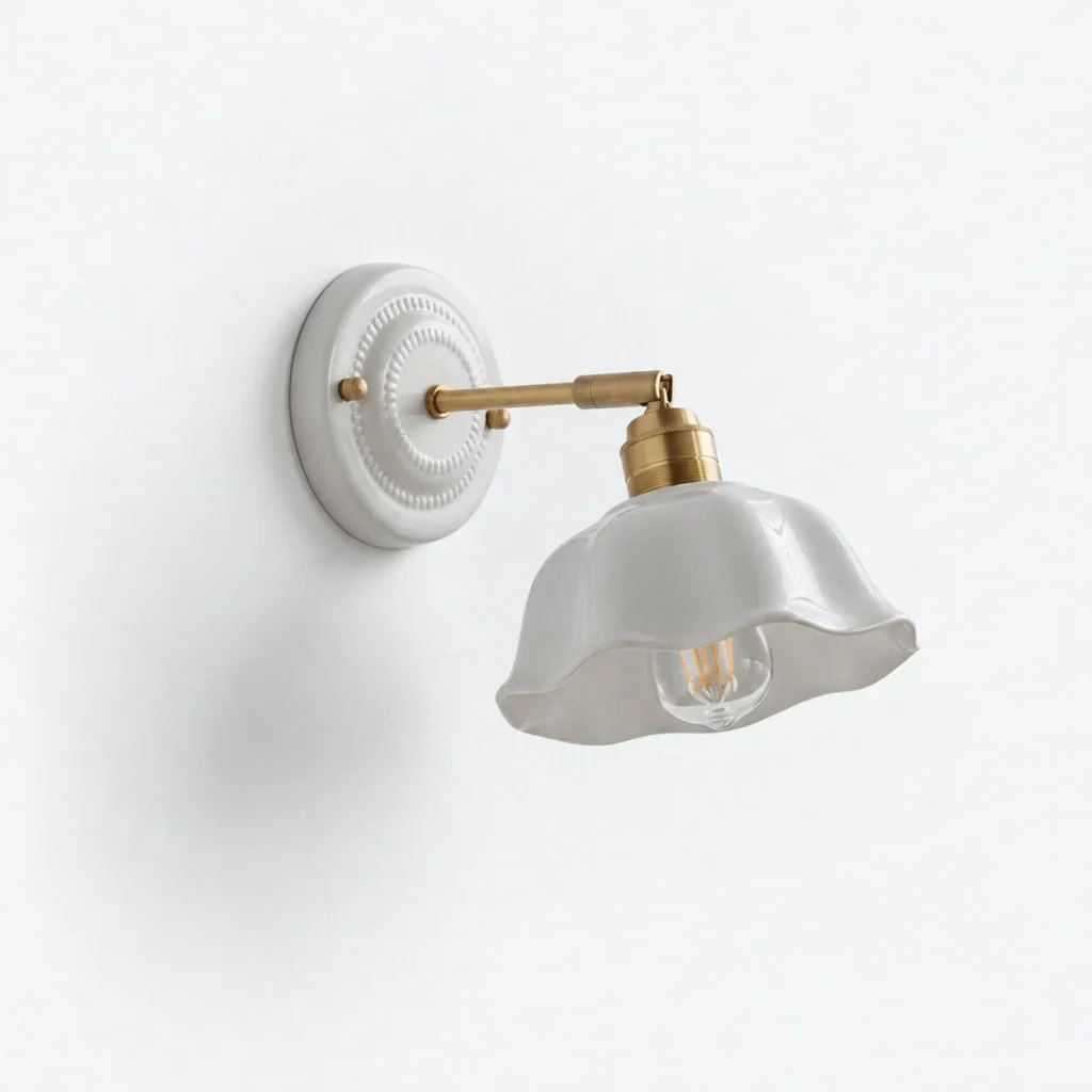 Wandlampe GRIZOK, gewellte Keramik mit Messingarm – Keramik, Produktfoto