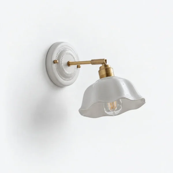 Wandlampe: gewellte Keramik mit Messingarm – GRIZOK