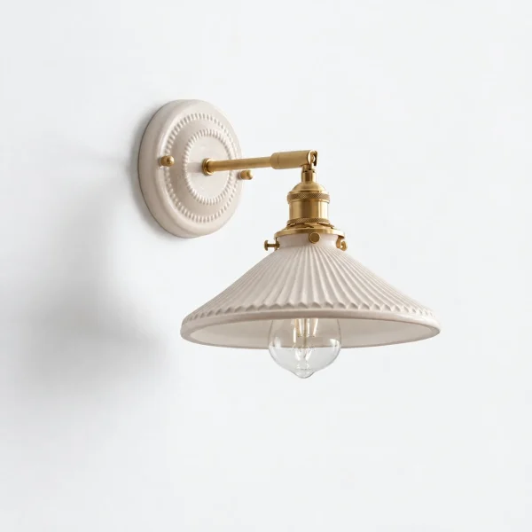 Wandlampe: plissierter Keramikschirm mit Messingarm – CELAINE