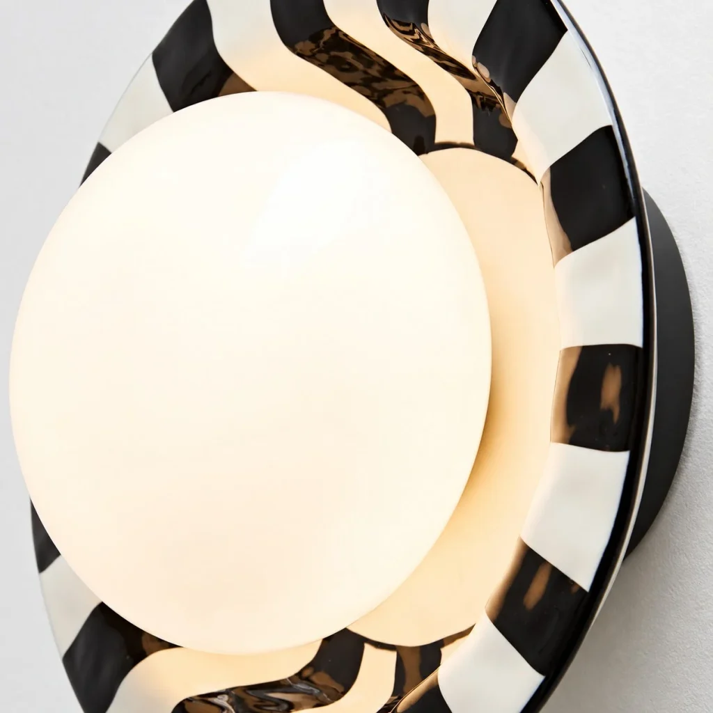Wandlampe GANO, gewellte Keramik mit opaler Lichtmitte – Materialdetail