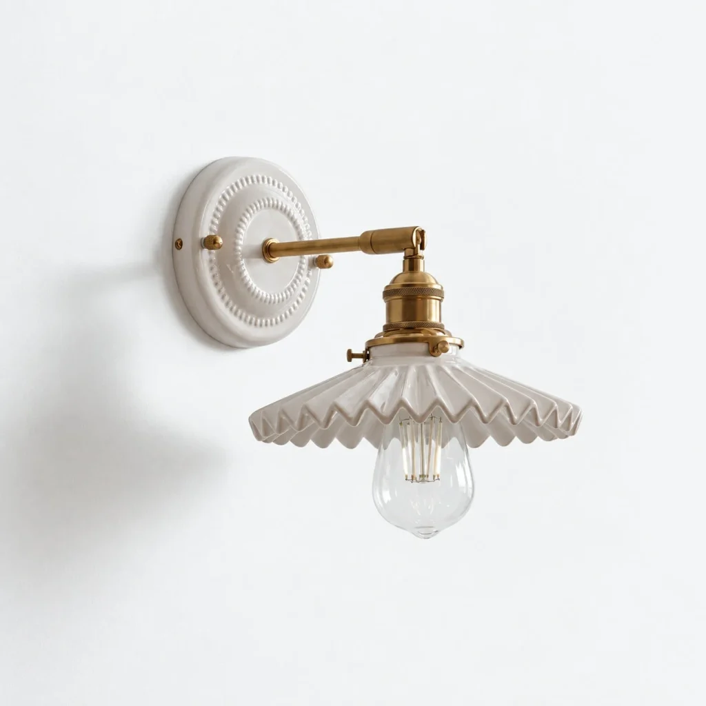Wandlampe LETTA, gewellter Keramikschirm mit Messinghalter – Keramik, Produktfoto