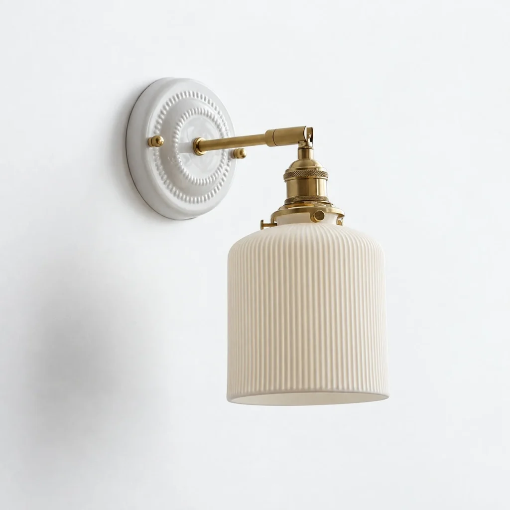 Wandlampe PLOSIA, gerillter Keramikzylinder mit Messingarm – Keramik, Produktfoto