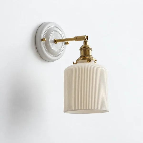 Wandlampe: gerillter Keramikzylinder mit Messingarm – PLOSIA