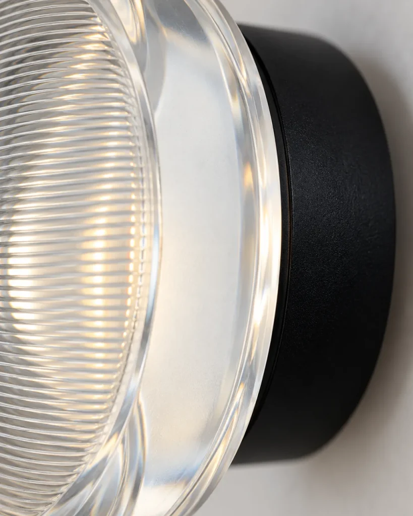 Wandlampe EVOKA, Runde LED-Wandleuchte mit gerilltem Acryl – Detailansicht der feinen Rillen im Acryl und des Sockels