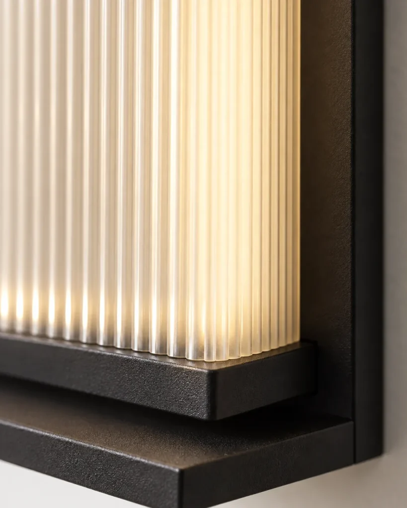 Applique XEDA, colonna LED con diffusore rigato, 4 dimensioni – dettaglio del diffusore rigato e del terminale nero