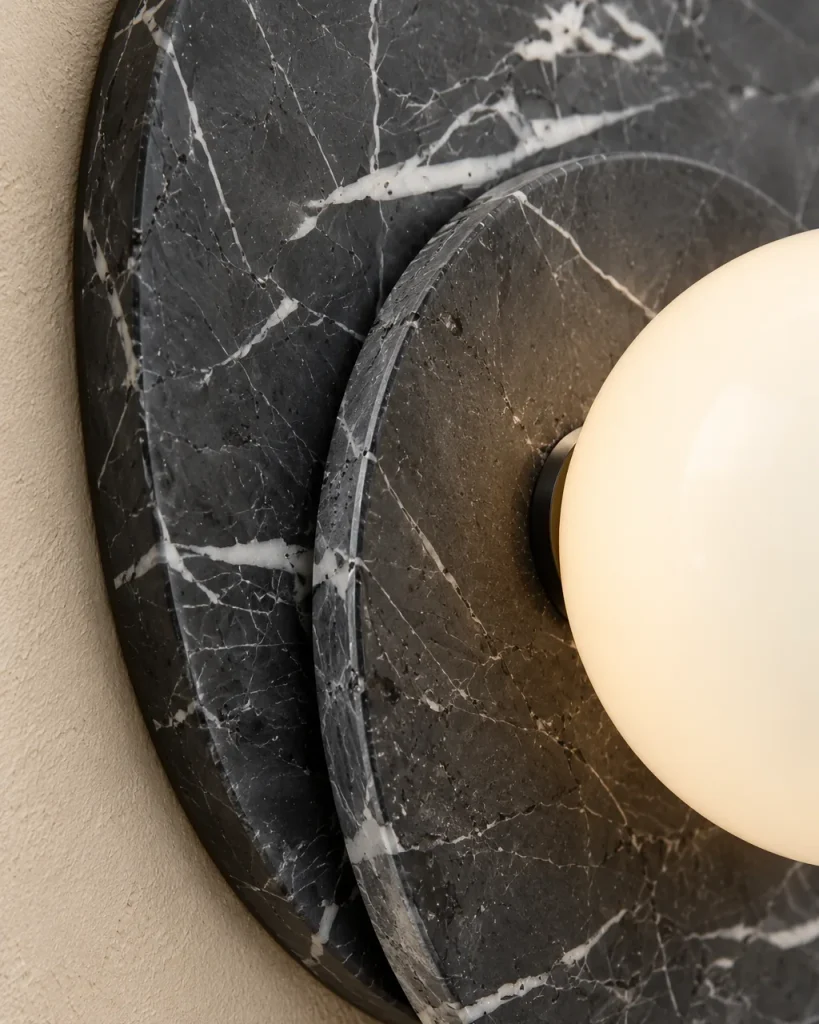 Wandlampe DARFE, zwei Steinscheiben mit Opalkugel – Detailansicht der versetzten Marmorscheiben und der Opalkugel