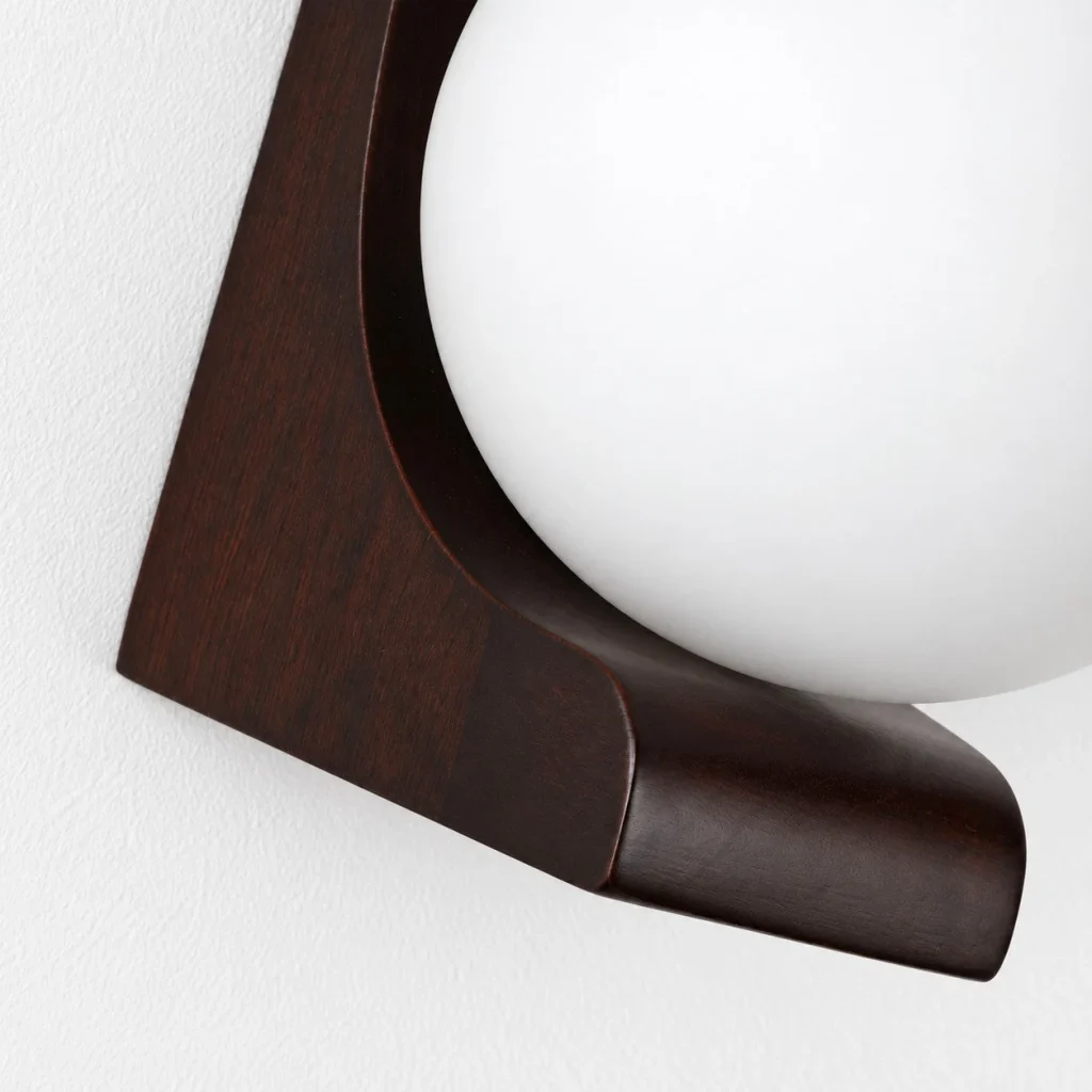 Wandlampe DOUAN, gebogenes Holz mit matter Glaskugel – Detail von Holz und Glaskugel