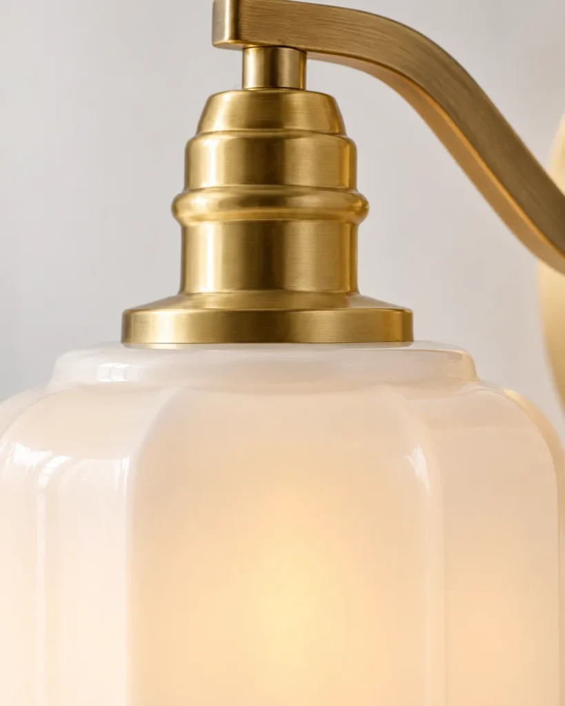 Applique LITIKA, ottone con paralume in vetro bianco – dettaglio del portalampada a gradini in ottone e del paralume in vetro