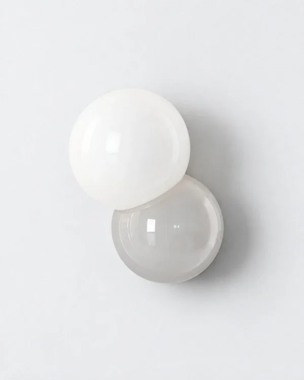 Wandlampe: runde Metallform mit opalenem Acryl – KURO