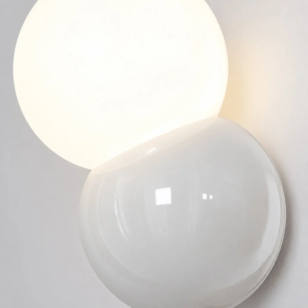 Wandlampe KURO, runde Metallform mit opalenem Acryl – Materialdetail