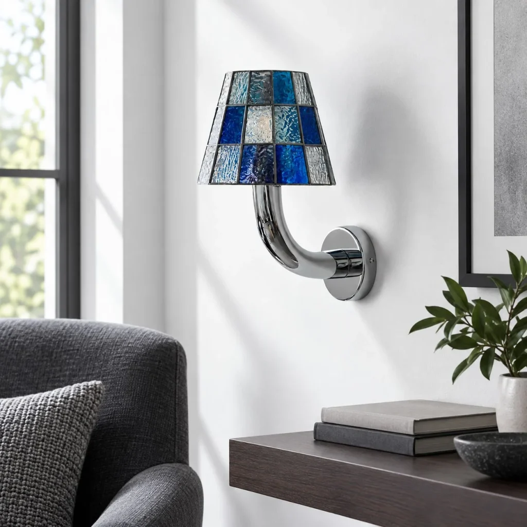Wandlampe DORI, Mosaikglas mit verchromtem Wandarm – Blau im Wohnambiente bei Tageslicht
