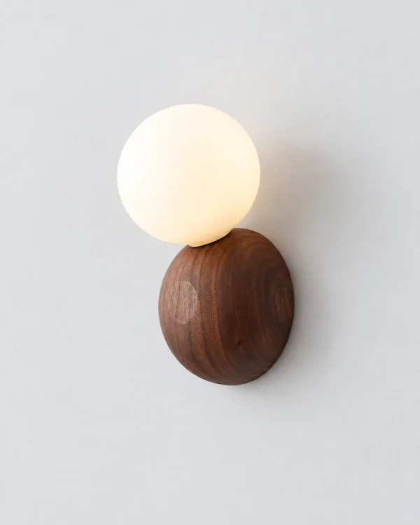 Applique RANOUI, sfera in vetro opale su base in noce – legno scuro, foto prodotto
