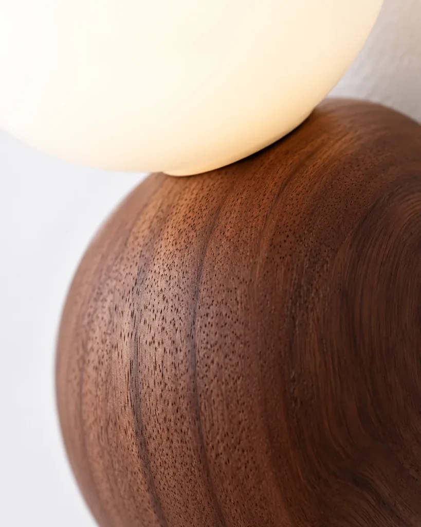 Wandlampe RANOUI, Opalglaskugel auf Nussbaumsockel – Detailansicht der Nussbaummaserung und der Opalglaskugel