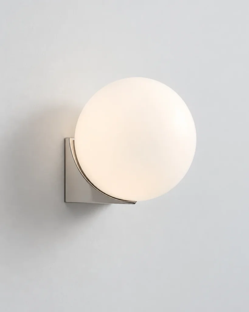Wandlampe ELYN, Opalglaskugel auf Metallwinkel, einfach oder doppelt – Silber, Produktfoto mit einer Kugel