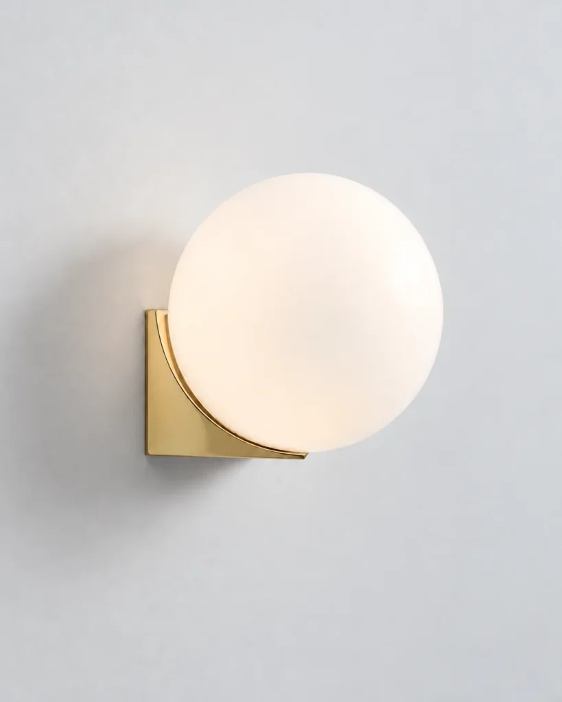 Wandlampe ELYN, Opalglaskugel auf Metallwinkel, einfach oder doppelt – Gold, Produktfoto mit einer Kugel