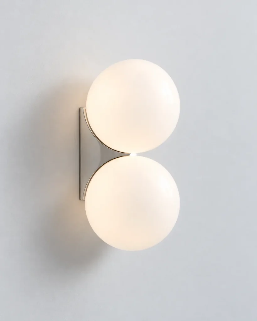 Wandlampe ELYN, Opalglaskugel auf Metallwinkel, einfach oder doppelt – Silber, doppelt, Produktfoto mit zwei Kugeln
