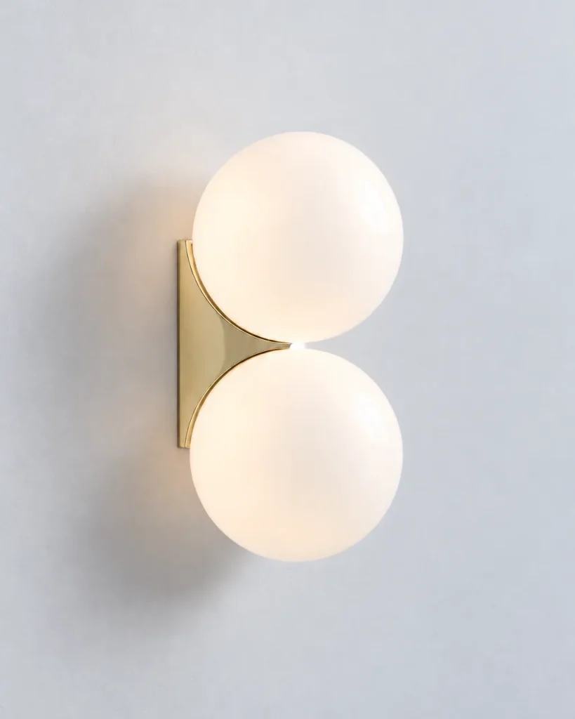 Wandlampe ELYN, Opalglaskugel auf Metallwinkel, einfach oder doppelt – Gold, doppelt, Produktfoto mit zwei Kugeln