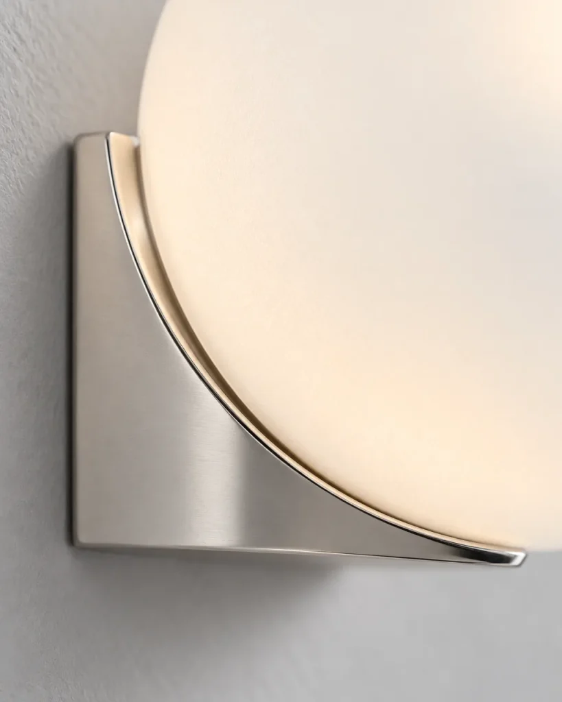 Wandlampe ELYN, Opalglaskugel auf Metallwinkel, einfach oder doppelt – Detailansicht des Opalglases und des silbernen Halters