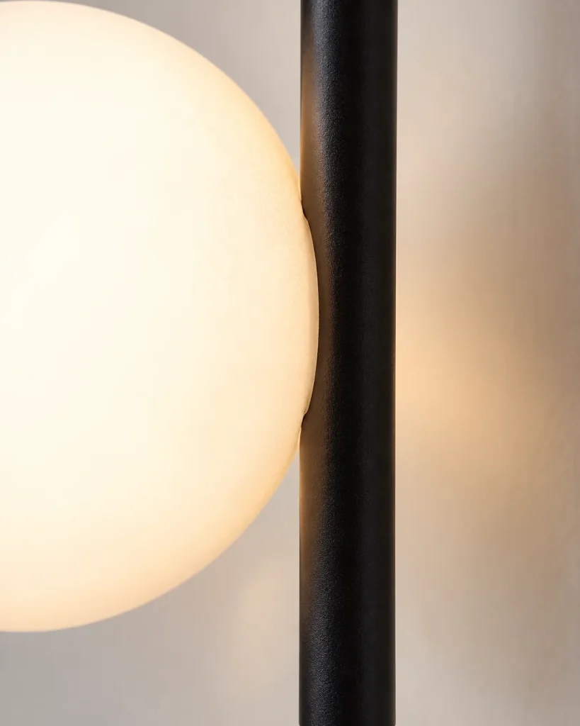 Wandlampe VARA, Wandleuchte mit Opalglaskugel und schlankem Stab – Detailansicht der Opalglaskugel und des schwarzen Stabs