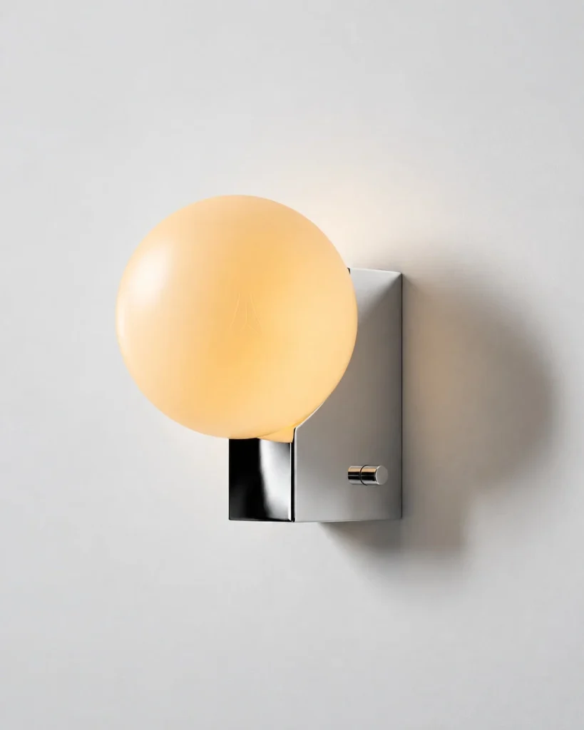Wandlampe ENZA, rechteckiger Metallhalter mit Opalglaskugel – Chrom, Produktfoto