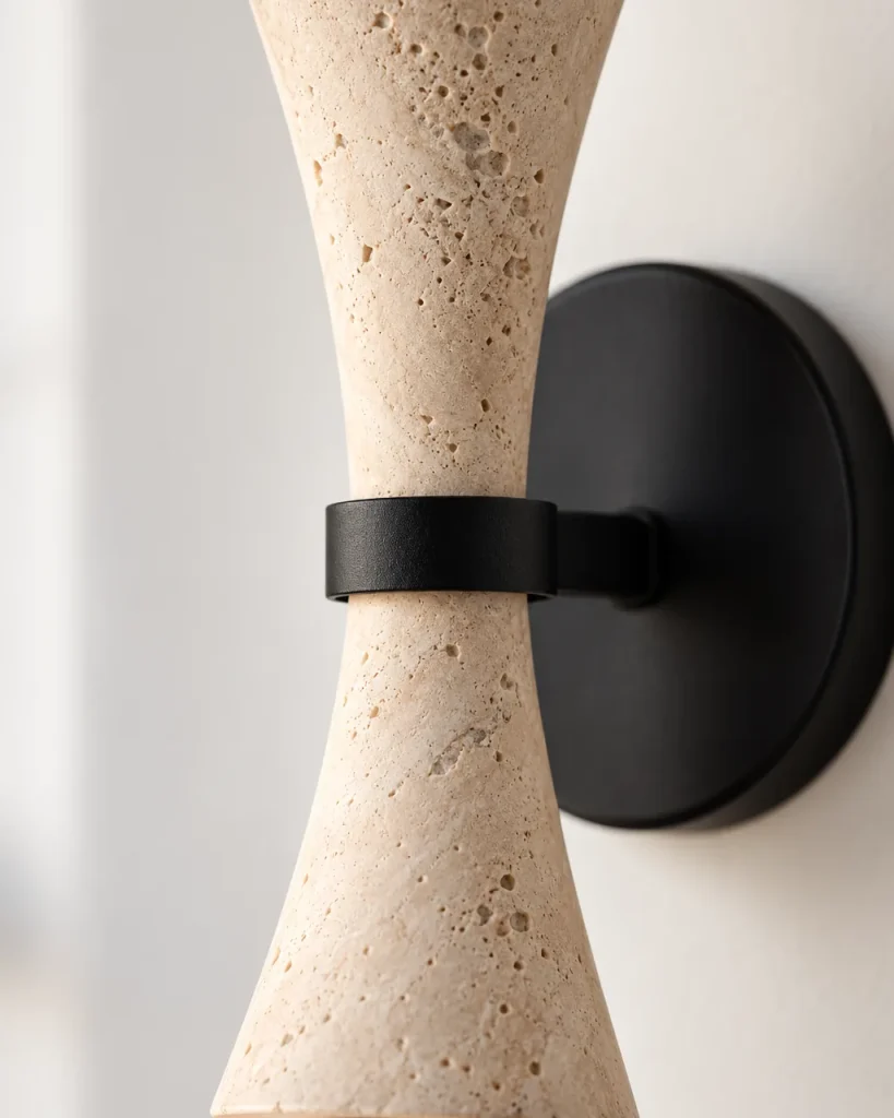 Applique FARO, clessidra in travertino o giada con vetro opale – dettaglio dei pori del travertino e della fascia nera