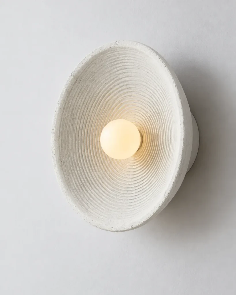 Wandlampe SISKA, gerillte Schale in Steinoptik mit Glaskugel – Weiss, Produktfoto