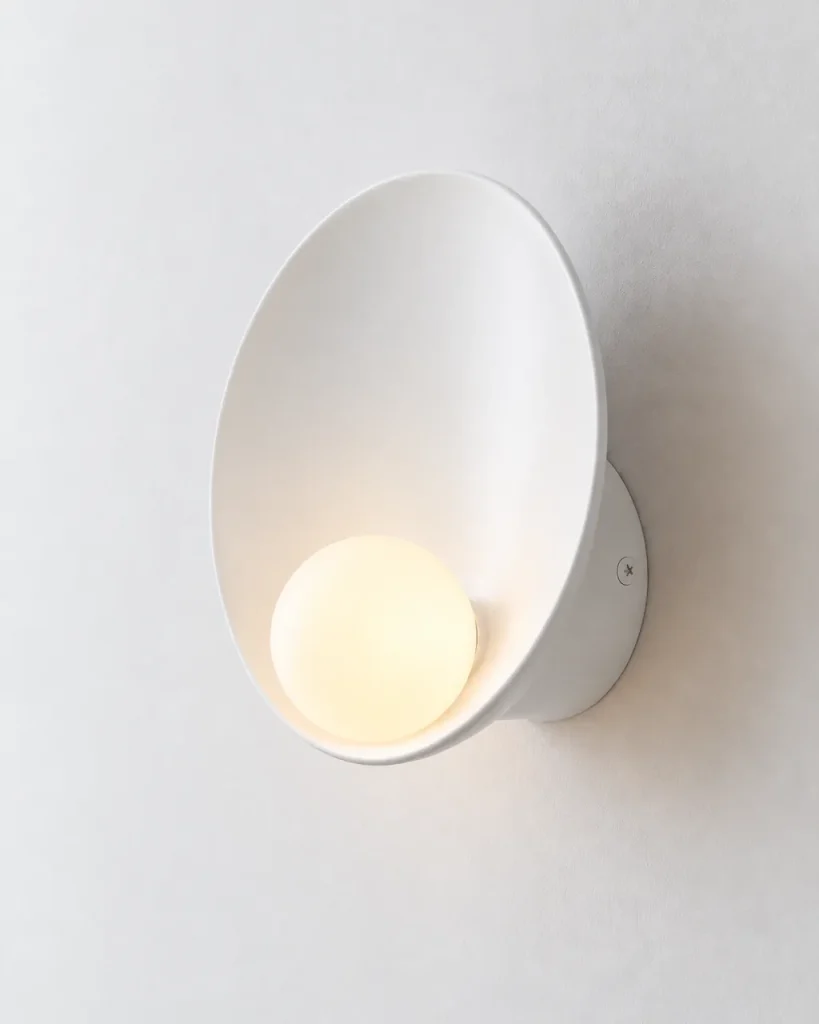 Wandlampe MYRO, Gewölbte Schale mit Opalglaskugel – Weiss, Produktfoto