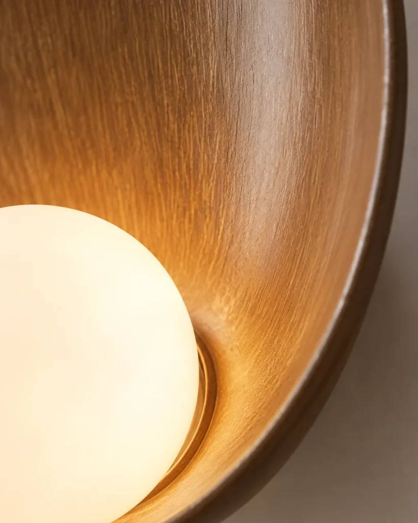Wandlampe MYRO, Gewölbte Schale mit Opalglaskugel – Detailansicht der gestreiften braunen Schale und der leuchtenden Opalglaskugel