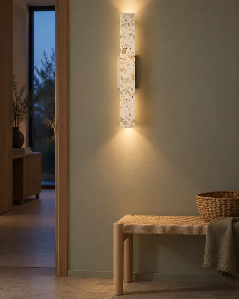 Applique DALA, colonna sottile in terrazzo, 60 cm, up & down – in corridoio sopra una panca, luce serale