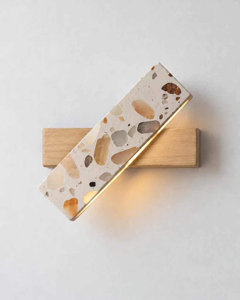 Wandlampe ELKA, diagonale Terrazzo-Leiste auf Holzsockel, LED – Helles Holz, Produktfoto