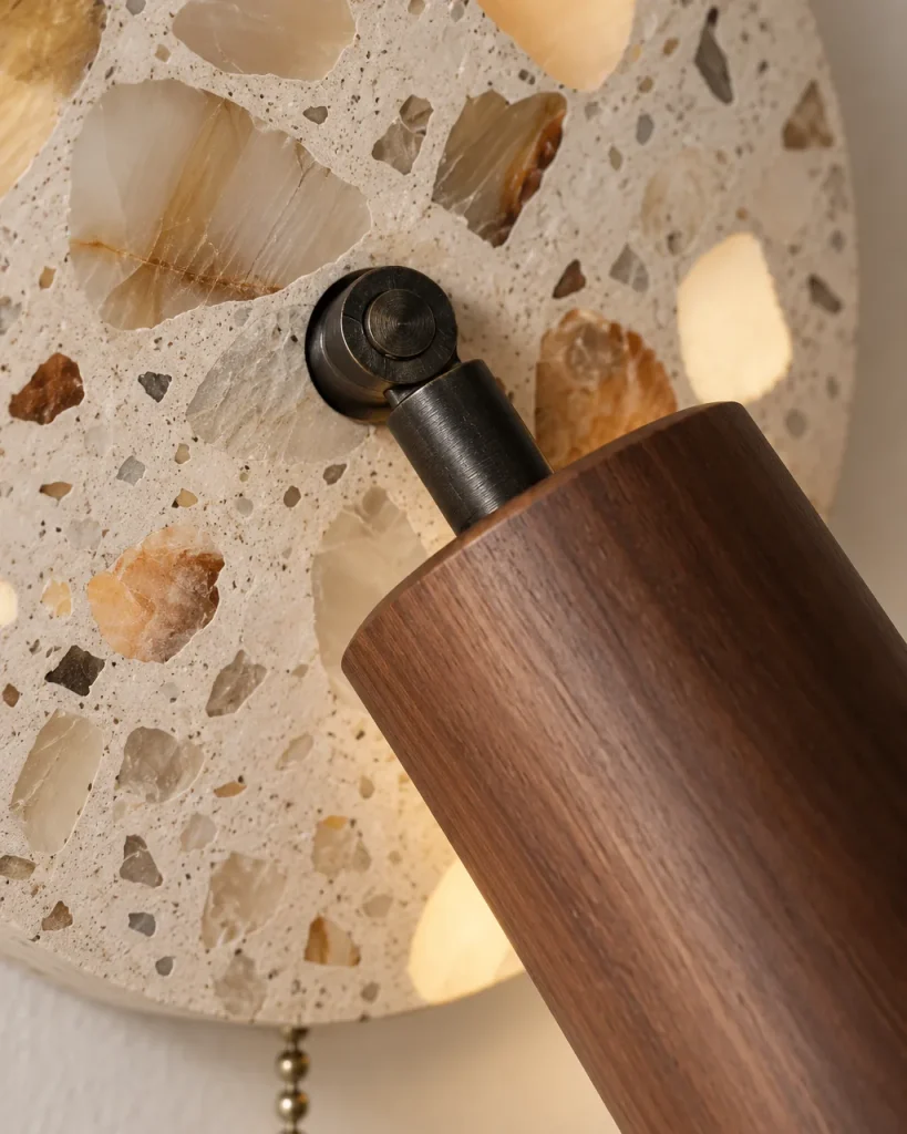 Wandlampe BADO, Terrazzo-Scheibe mit Holzspot – Detailansicht der Terrazzo-Oberfläche und des Holzspots