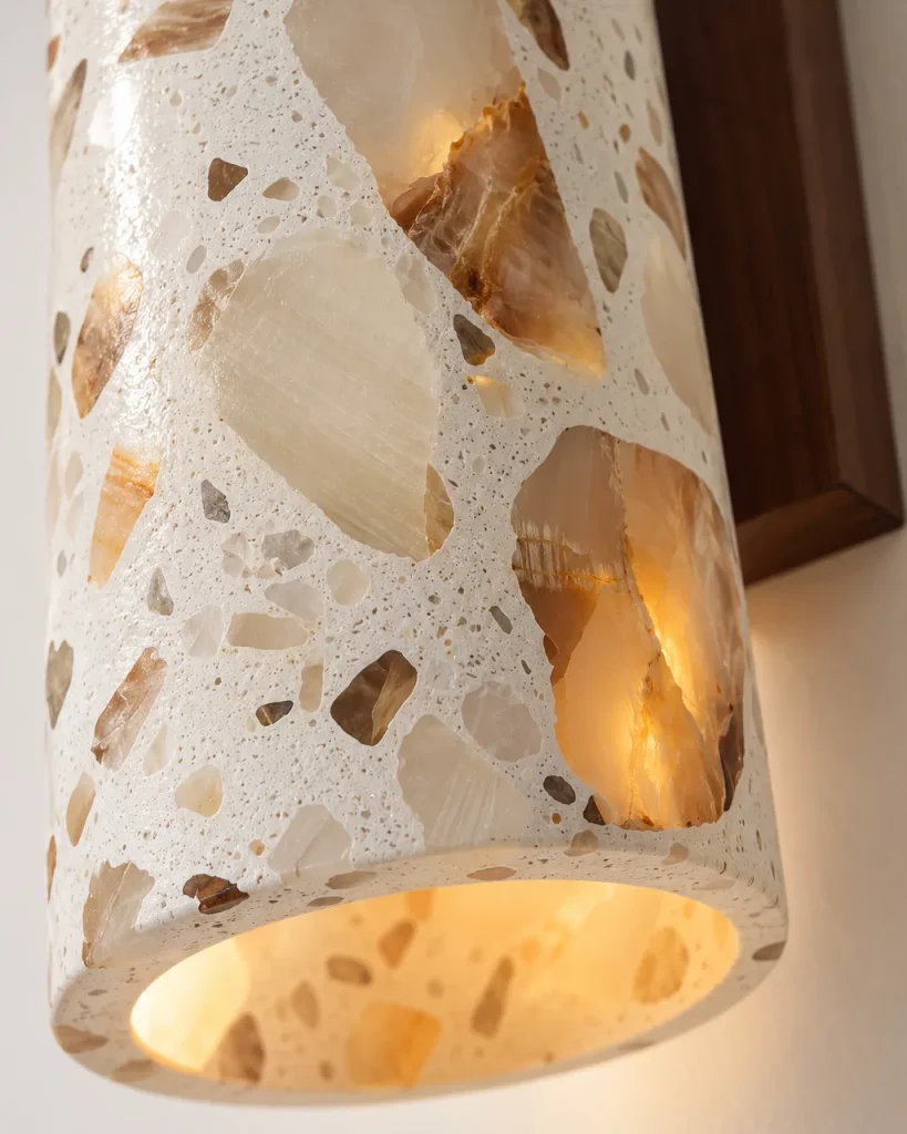 Applique TISA, terrazzo con luce verso l'alto e verso il basso – dettaglio delle scaglie e della base color noce