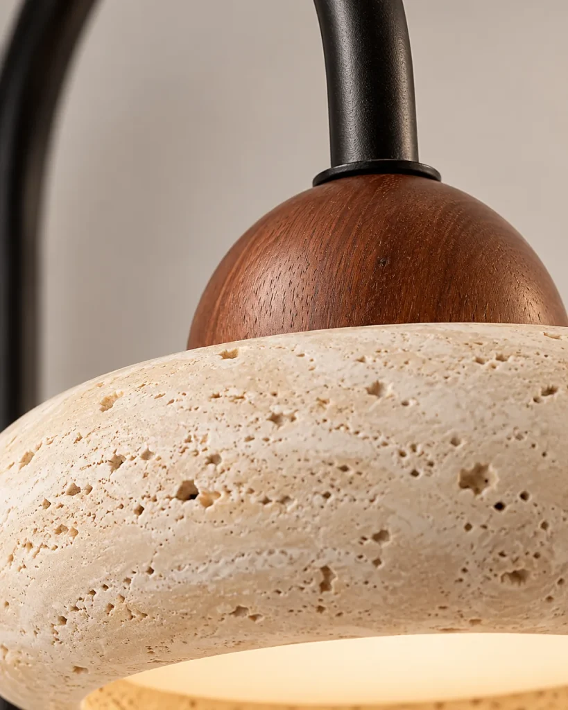 Applique VILDE, travertino con braccio ad arco e noce – dettaglio dei pori del travertino e del cappuccio in noce