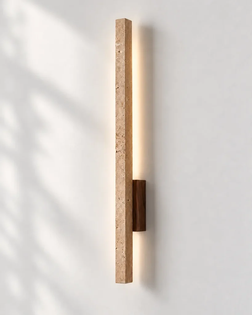Wandlampe ANKA, lineare Travertinleiste mit Holzsockel – Dunkles Holz, Produktfoto
