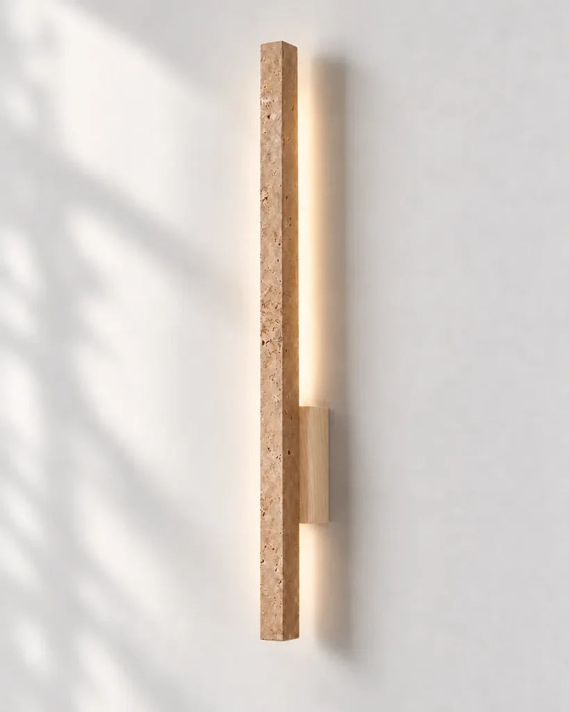 Wandlampe ANKA, lineare Travertinleiste mit Holzsockel – Helles Holz, Produktfoto