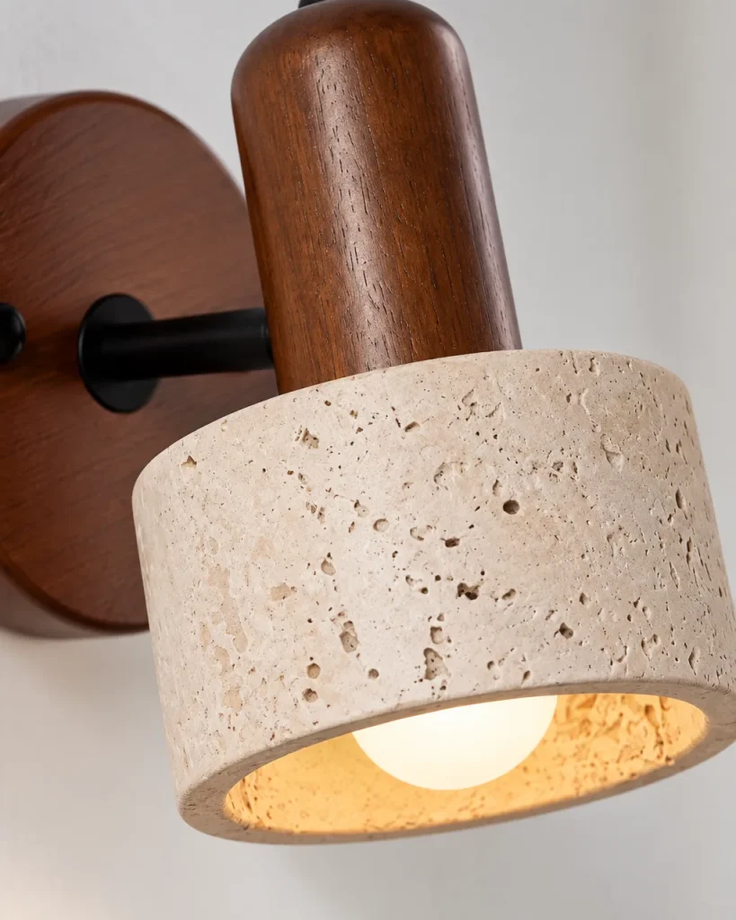 Wandlampe BODO, Travertin-Schirm mit Holz und Opalglas – Detailansicht der porösen Travertinoberfläche