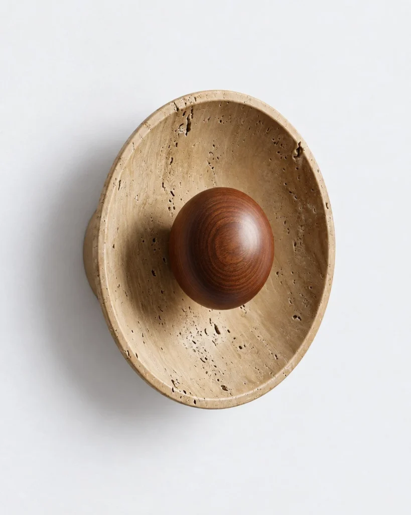 Wandlampe LINO, runde Travertinform mit Holzdetails – Dunkles Holz, Produktfoto