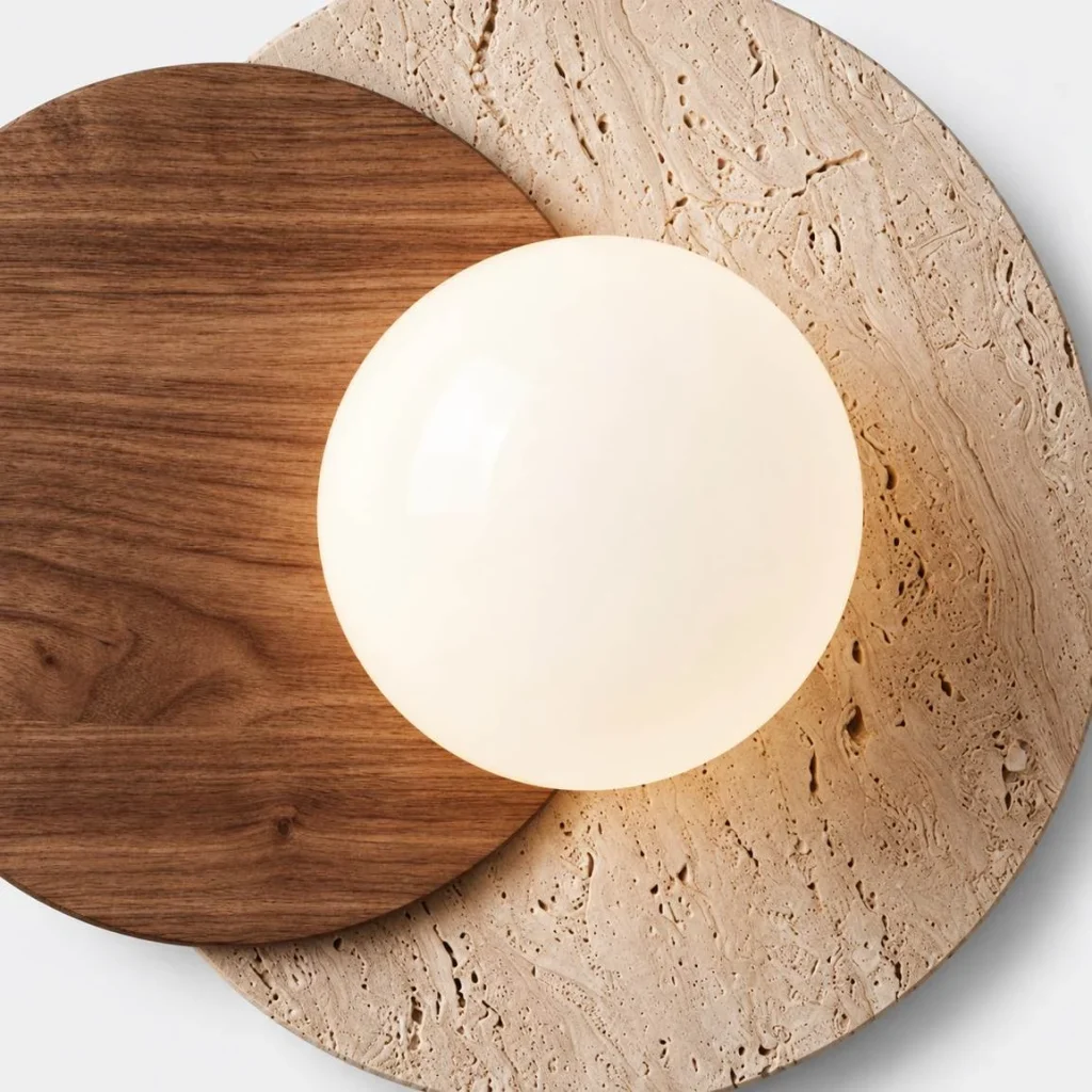Wandlampe MAKU, Travertin- und Holzscheiben mit Glaskugel – Materialdetail