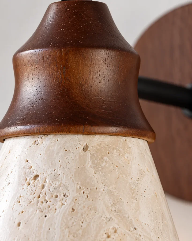 Applique ORA, cono in travertino con cappuccio in noce – dettaglio del cappuccio in noce e dei pori del travertino